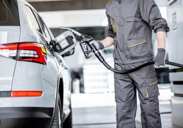 هل تعلم أن أكثر من 150000 شخص يقومون باستخدام الوقود الخاطئ في سياراتهم كل عام