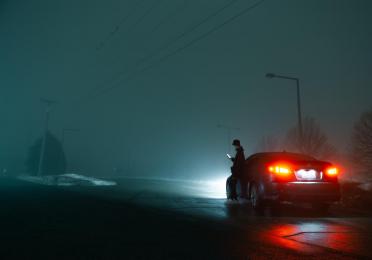 اجعل مصابيح سيارتك مضاءة وتأكد من أنك مرئيّ لجميع للسائقين أثناء التوقف الطارئ ليلا