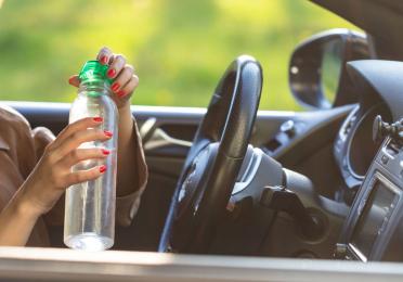 تجنب ترك زجاجة المياه البلاستيكية في سيارتك لمنع من التسمم الجرثومي والكيميائي