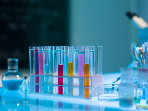تم تصميم الزيوت الكيميائية من توتال لتلبية جميع احتياجات الصناعات الدوائية ومستحضرات التجميل
